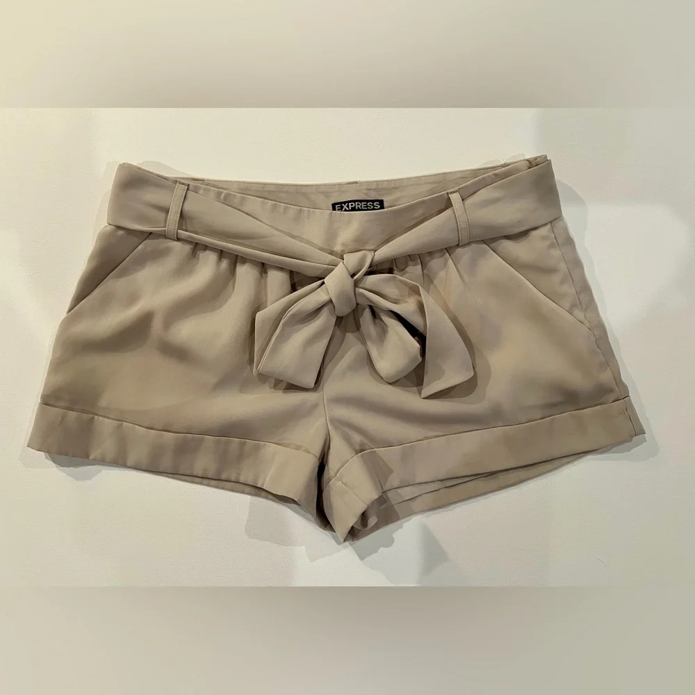 Express Obi Belt Cream Khaki Shorts Tailored Sash Cuffed Size 6 - Picture 1 of 9